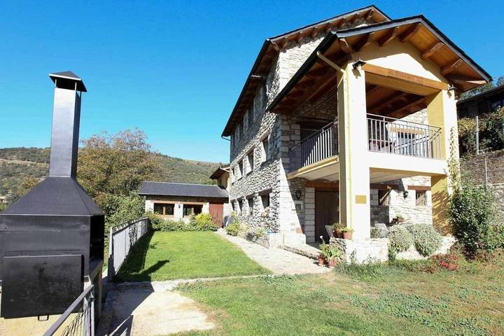 Casa rural para 11 personas, con jardín además de piscina y balcón en Alto Urgel
