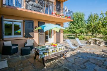 Gîte pour 4 personnes, avec jardin et terrasse à Castelnau-Pégayrols