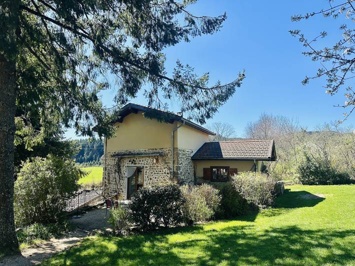 Gîte La Vie Pradis avec vue sur les montagnes, terrasse privée et wifi in Bertignat, Parc Naturel Régional Livradois-Forez
