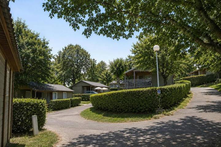 Camping pour 5 personnes, avec Terrasse et Jardin ainsi que Vue et Vue sur le lac dans L'Aubrac - 2