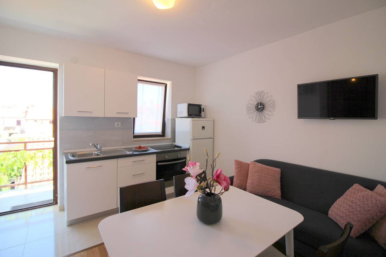Ganze Wohnung, Lichtdurchflutetes Apartment nur 400 Meter zum Strand mit Meerblick, Wifi, Klimaanlage in Poreč, Grad Poreč
