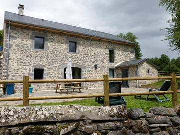 Gîte pour 6 personnes, avec jardin dans Sériers