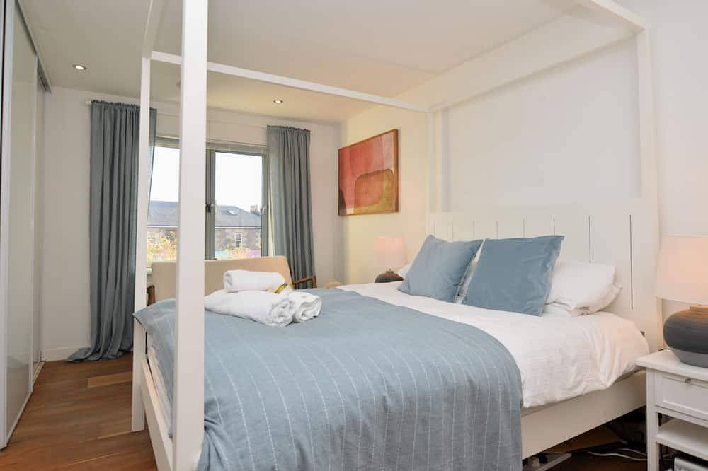 Old Fire Station - sleeps 6 guests  in 3 bedrooms in Tighnabruaich, Argyll & Bute
