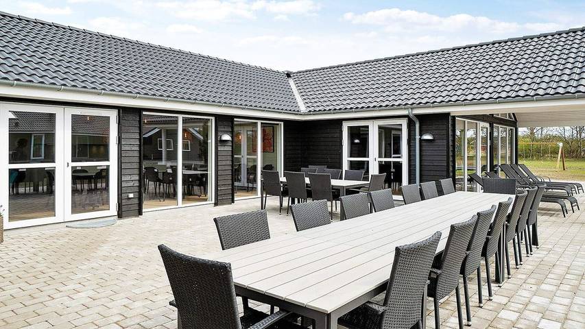 Ferieudlejning for 24 personer, med sauna og pool såvel som jacuzzi og terrasse, husdyr tilladt i Grenaa