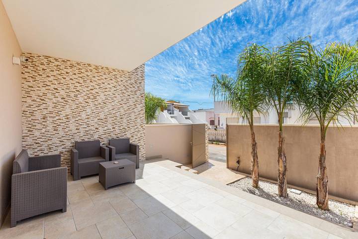 Raksha House by BarbarHouse in Torre Pali, Salve