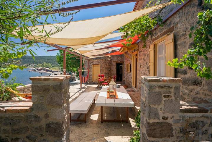 Ferienhaus für 7 Personen, mit Garten und Ausblick sowie Terrasse, mit Haustier auf Lesbos