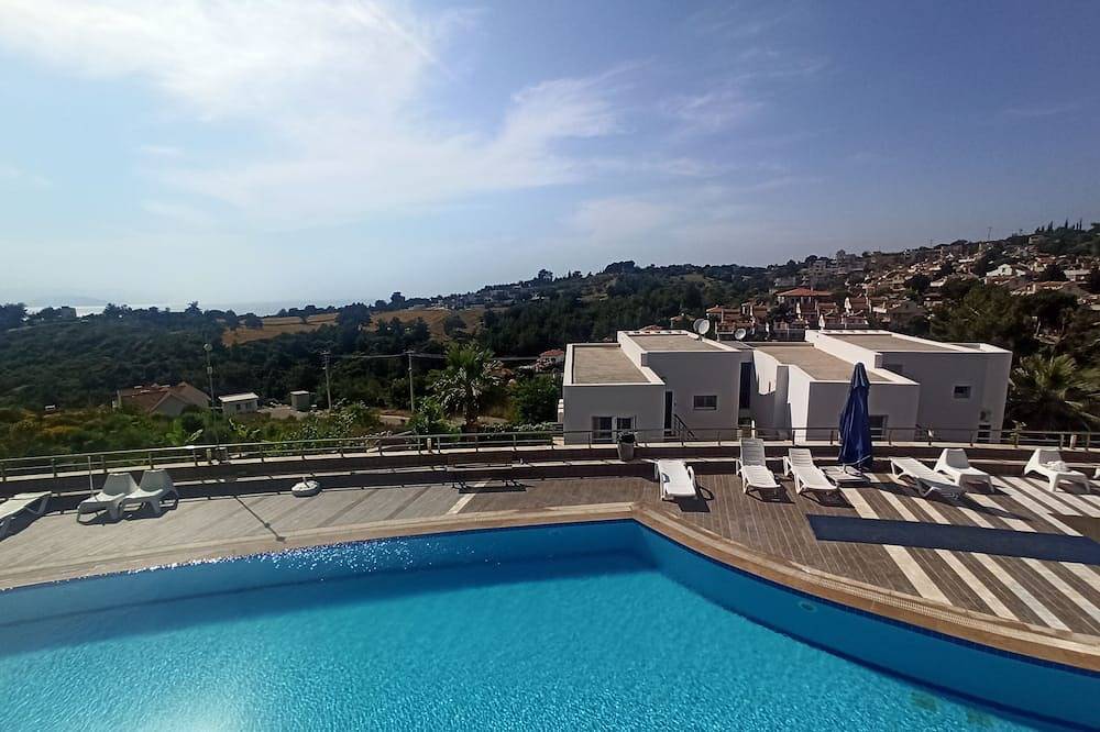 Entire apartment, Lavender Poolside D3 – Stunning Seaview Apt with Private Pool & Terrace in Kusadasi, Aydın Province