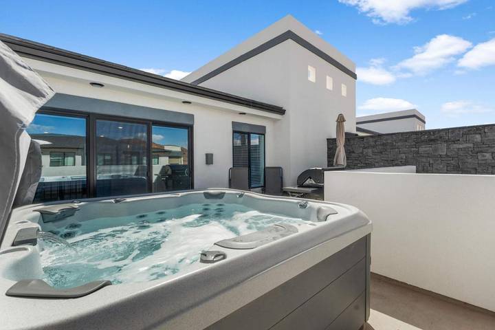 Ferienhaus für 18 Personen, mit Terrasse und Pool sowie Whirlpool - 1