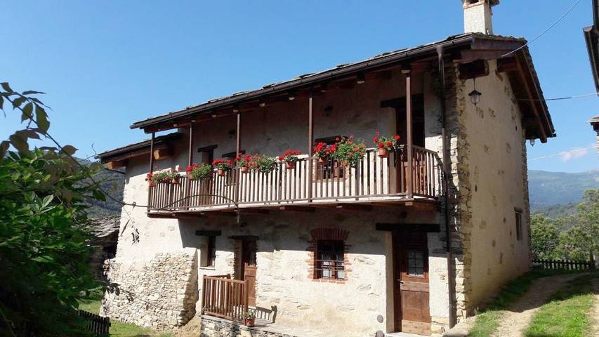 Gîte pour 2 personnes, avec vue et jardin dans Brossasco