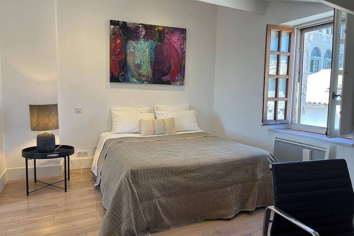 Beautiful 16c home with stunning views of palais des Pape, private terrace. in Villeneuve-lès-Avignon, Nimes und Umgebung