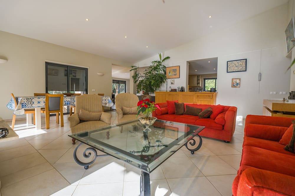 Vivenda V4 - Ideal para famílias, com piscina e jardim privado em area sossegada in Albufeira, Distrito de Faro