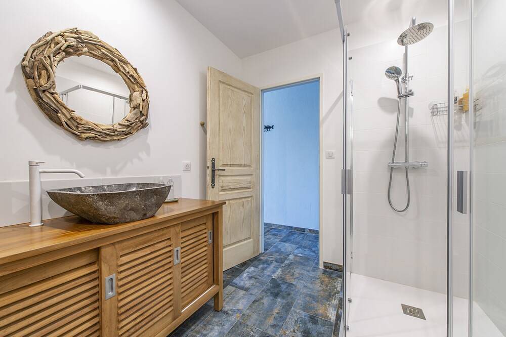 Comfortable guest room with terrace in character guest house. in L'Isle-sur-la-Sorgue, Vaucluse