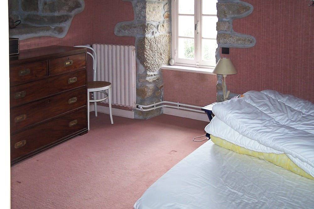 Authentique maison bretonne, donnant sur le port, 4 chambres, pour 8 personnes in Landunvez, Région de Brest
