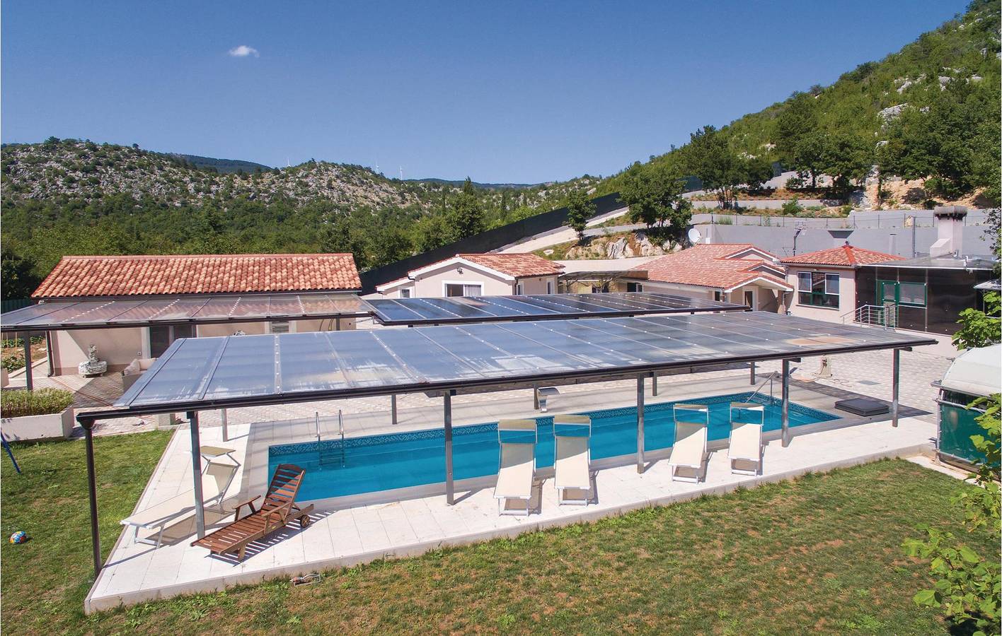 Charmante 209 m² große Wohnung mit Pool, Terrasse und WLAN in Dalmatinisches Zagora