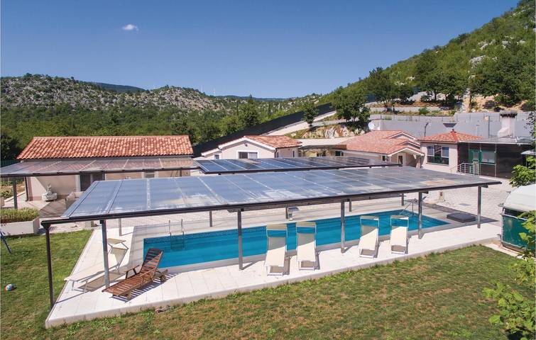 Charmante 209 m² große Wohnung mit Pool, Terrasse und WLAN in Dalmatinisches Zagora