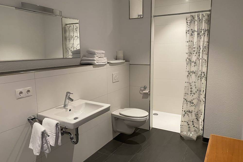 Ganze Wohnung, Neu renovierte, sehr geräumige 3 Zimmer-Wohnung mit Terrasse, Garten, Parkplatz in Wildeshausen, Naturpark Wildeshauser Geest