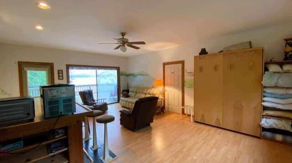 Einzigartige Kabine, die direkt am Wasser liegt. Riesiges Deck. Erstaunliche Aussichten. Gasgrill. in Smith Mountain Lake