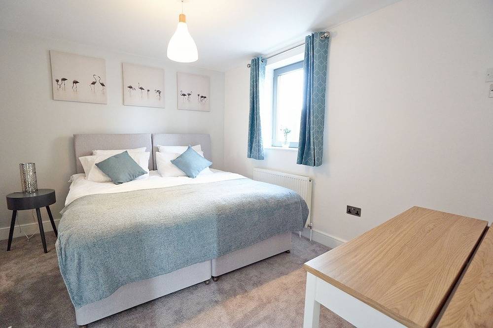 Newly Refurbished 4 Double Bed House with Parking in Slough, Berkshire
