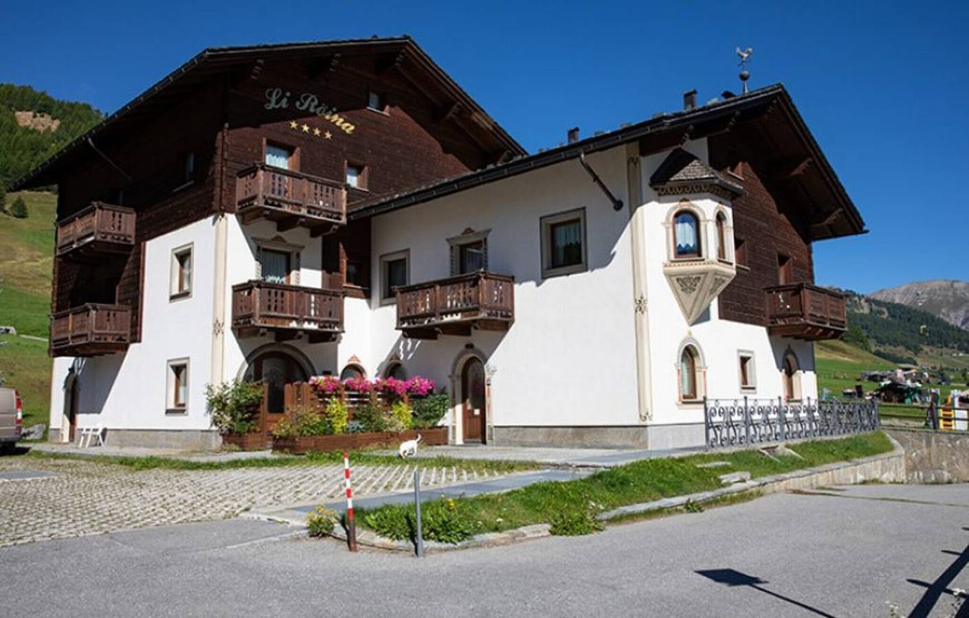 Hel lägenhet, Holiday Apartment "Casa Li Roina n 47" with Mountain View, Balconies & Wi-Fi in Livigno (Town), Livigno