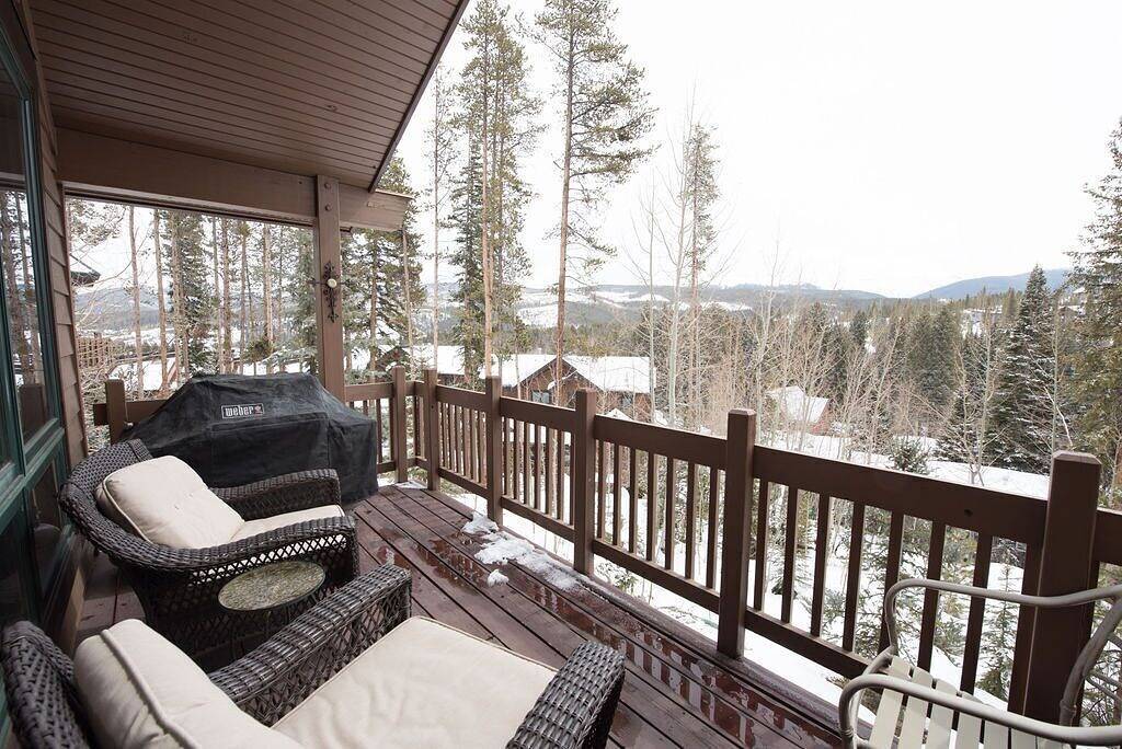 Gehen Sie in die Innenstadt von Winter Park mit Blick auf den Parry Peak in Fraser, Arapaho and Roosevelt National Forests