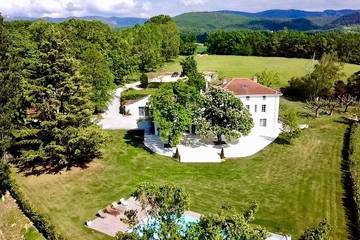 Location de vacances pour 32 personnes, avec jardin et piscine ainsi que sauna et jacuzzi à Chabeuil