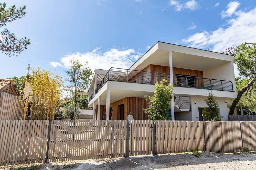 Magnificent new 9-person villa 150 m from the ocean in Hourtin Plage, Hourtin