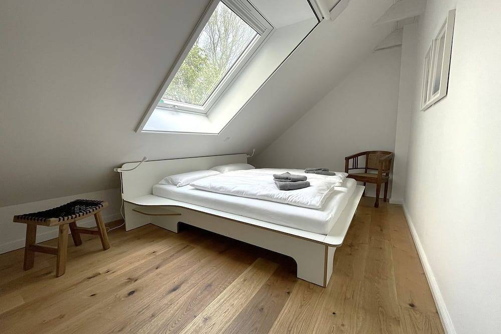 Ganze Wohnung, Anton – Atelier-Ferienwohnung in Rysum bei Greetsiel, 65 m² für 4 Personen - Hof in Rysum, Krummhörn