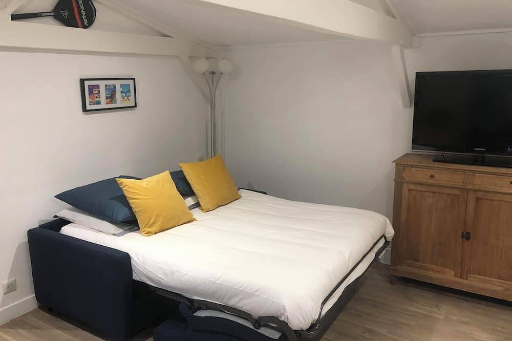 Apartamento entero, Independent studio + garden. 5 min walk to Jardy, 15 min to La Défense by train. in Vaucresson, Altos del Sena