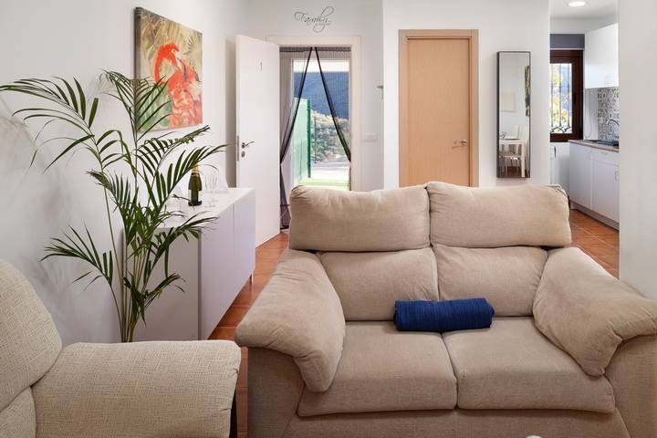 Entire apartment, "La Azomadilla" Apartment with Shared Terrace and Wi-Fi in Totalán, Cordillera Penibética