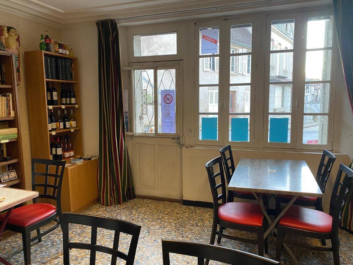 Double Room with Private Bathroom in Chambon-sur-Voueize, Région d'Aubussargues