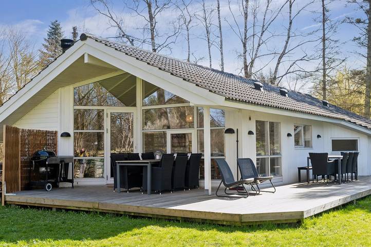 Feriehus for 8 personer, med have og terrasse samt sauna - 1