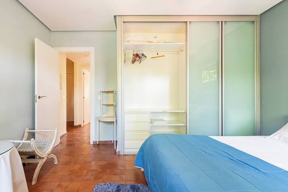 Chalet at Torrelodones, 25 min from Madrid. Heated pool & garden shared with ow in Galapagar, Provincia de Madrid