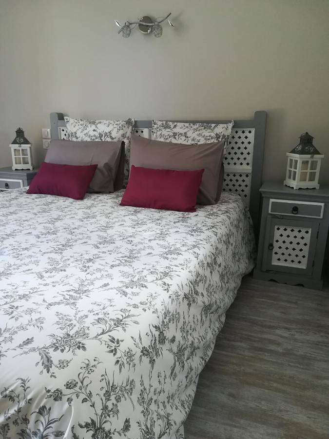 Location de vacances pour 2 personnes, avec vue ainsi que jardin et terrasse à Saint-Amand-de-Coly - 3