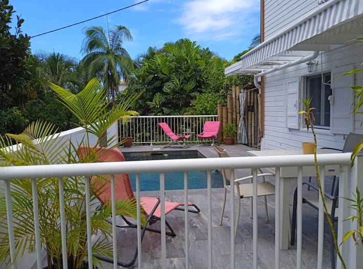 Gîte pour 2 personnes, avec piscine ainsi que jardin et terrasse