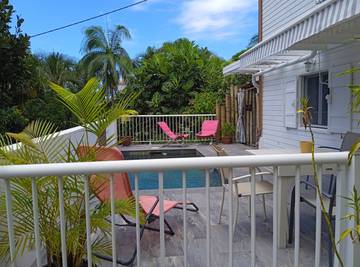 Gîte pour 2 personnes, avec terrasse ainsi que jardin et piscine sur l' Île de la Réunion