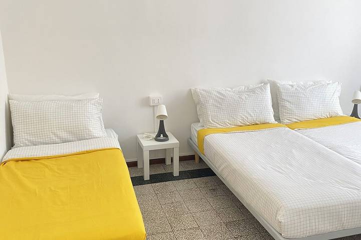 Appartamento intero, Appartamento ad Alba con parcheggio gratuito. 7 posti letto. Self check-in in Spiaggia cherasca, Alba