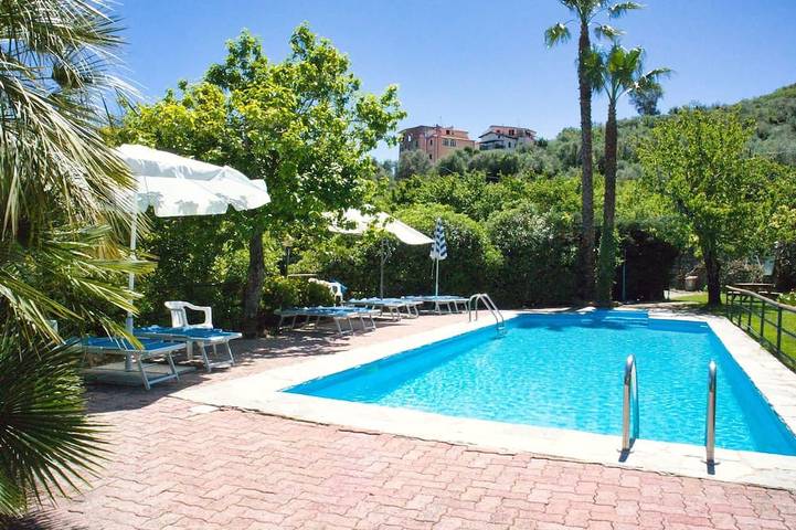 Ferienwohnung für 4 Personen, mit Terrasse und Garten sowie Pool