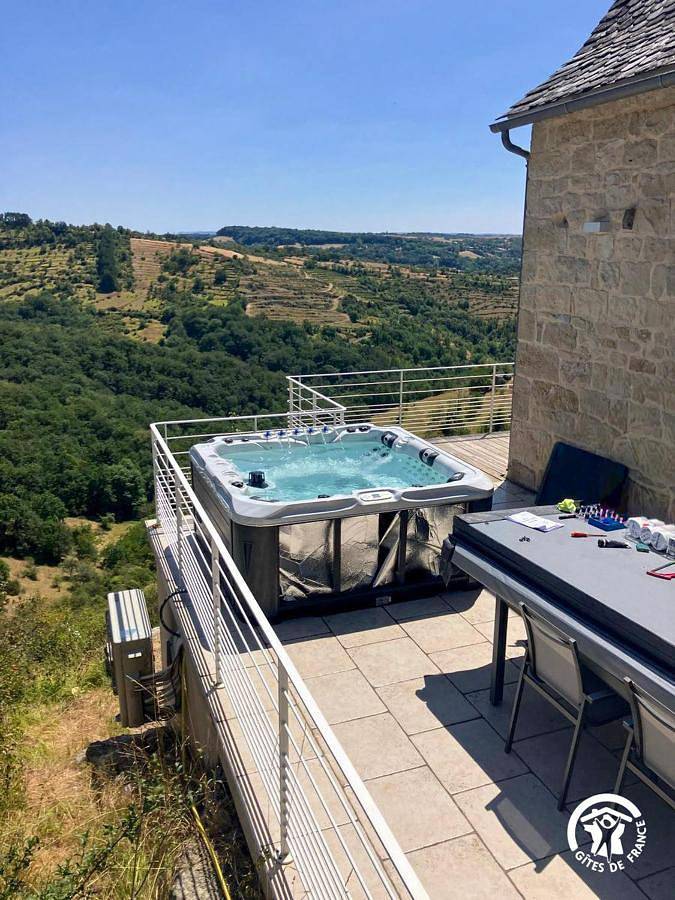 Location de vacances pour 2 personnes, avec Jacuzzi et Terrasse ainsi que Jardin et Vue à Mouret (Aveyron)