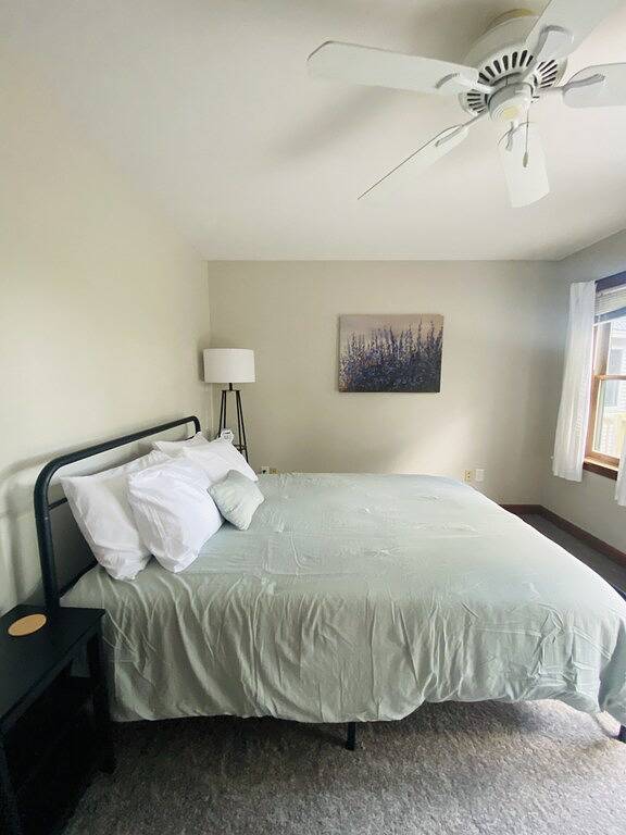 Spacious Custom 5 Bed Home Minutes to Mt.Sunapee! Garage, Hot Tub, Game Room! in Newbury (NH), Lake Sunapee