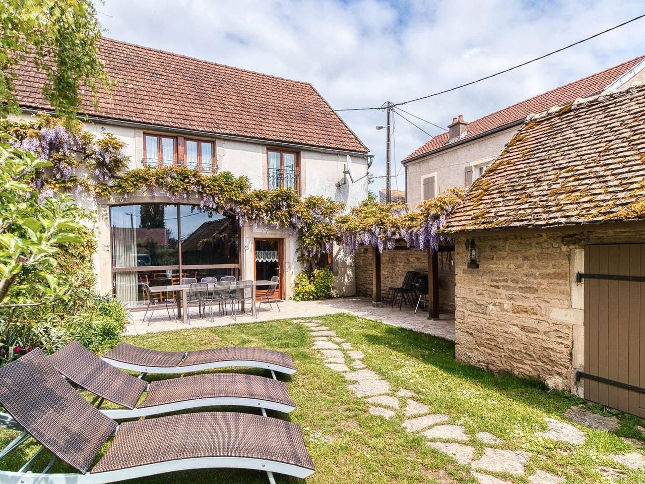 Charmantes Ferienhaus mit Garten und Pool nahe Beaune in Ladoix-Serrigny, Beaune und Umgebung