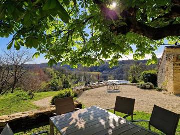 Gîte pour 2 personnes, avec terrasse ainsi que piscine et jardin à Saint-Crépin-et-Carlucet