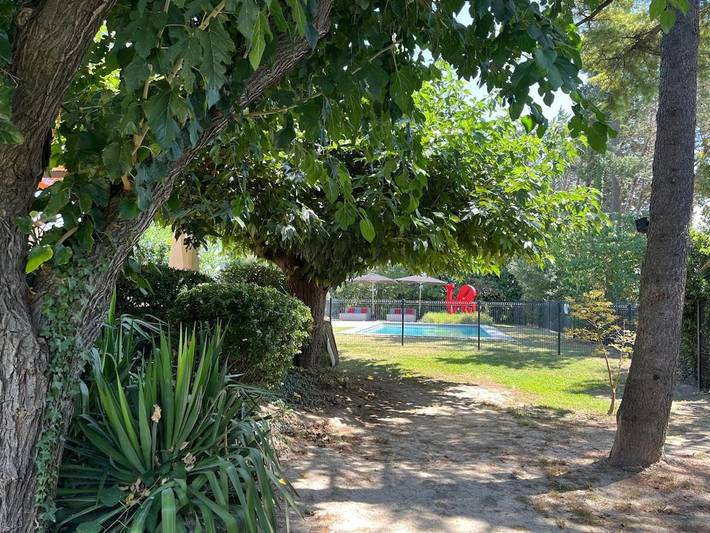 Location de vacances pour 2 personnes, avec piscine ainsi que jacuzzi et jardin, adapté aux familles à Caderousse - 2