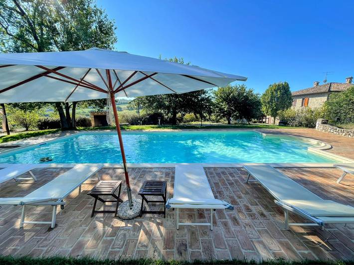 Detached villa - sleeps 10 - pool - pergola - playground for children - wifi in Todi, Perugia Province