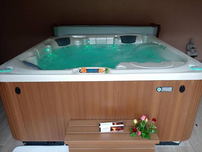 Cottage pour 3 personnes, avec piscine ainsi que jardin et jacuzzi à Garlin (homonymie)