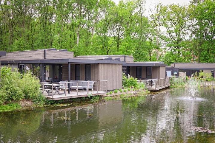 Vakantiepark voor 6 personen, with Terras and Tuin as well as Zwembad and Uitzicht op het meer in Provincie Utrecht