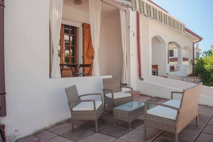 Entire apartment, Apartment “Piano Terra” close to the Beach with A/C, Veranda & Garden in Porto Columbu, Sarroch
