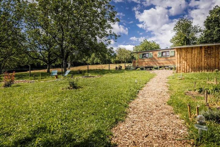 Location de vacances pour 2 personnes, avec vue ainsi que terrasse et jardin à Ségur-le-Château - 3