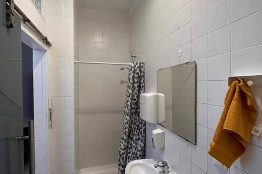 Hostel Sun River - Double Room with Balcony in Almada, Halbinsel von Setúbal