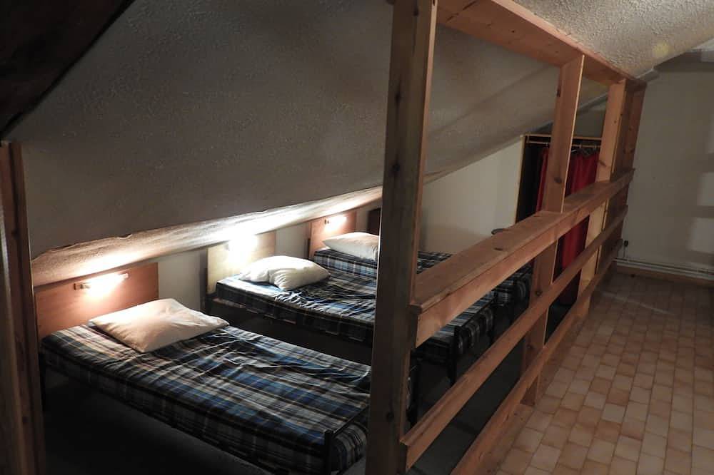 Appartement entier, Gîte de montagne sous les toits face à la forêt in Molines-en-Queyras, Queyras