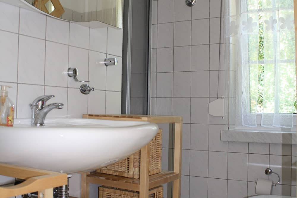 Strandnahes Ferienhaus für 2 bis 3 Personen auf großem Grundstück, ruhige Lage. in Niehagen, Ahrenshoop
